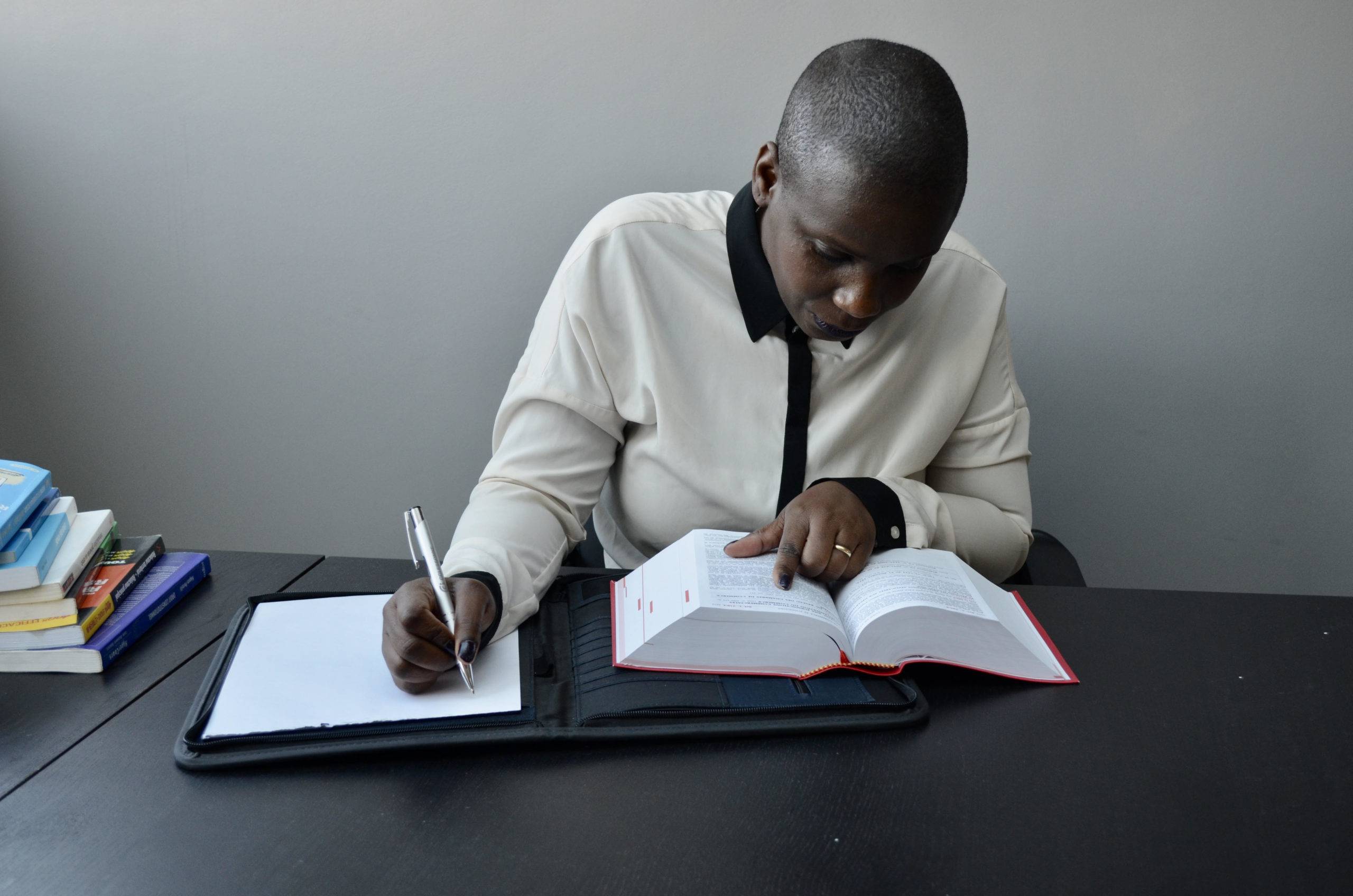 Juriste étudiant le Code de commerce